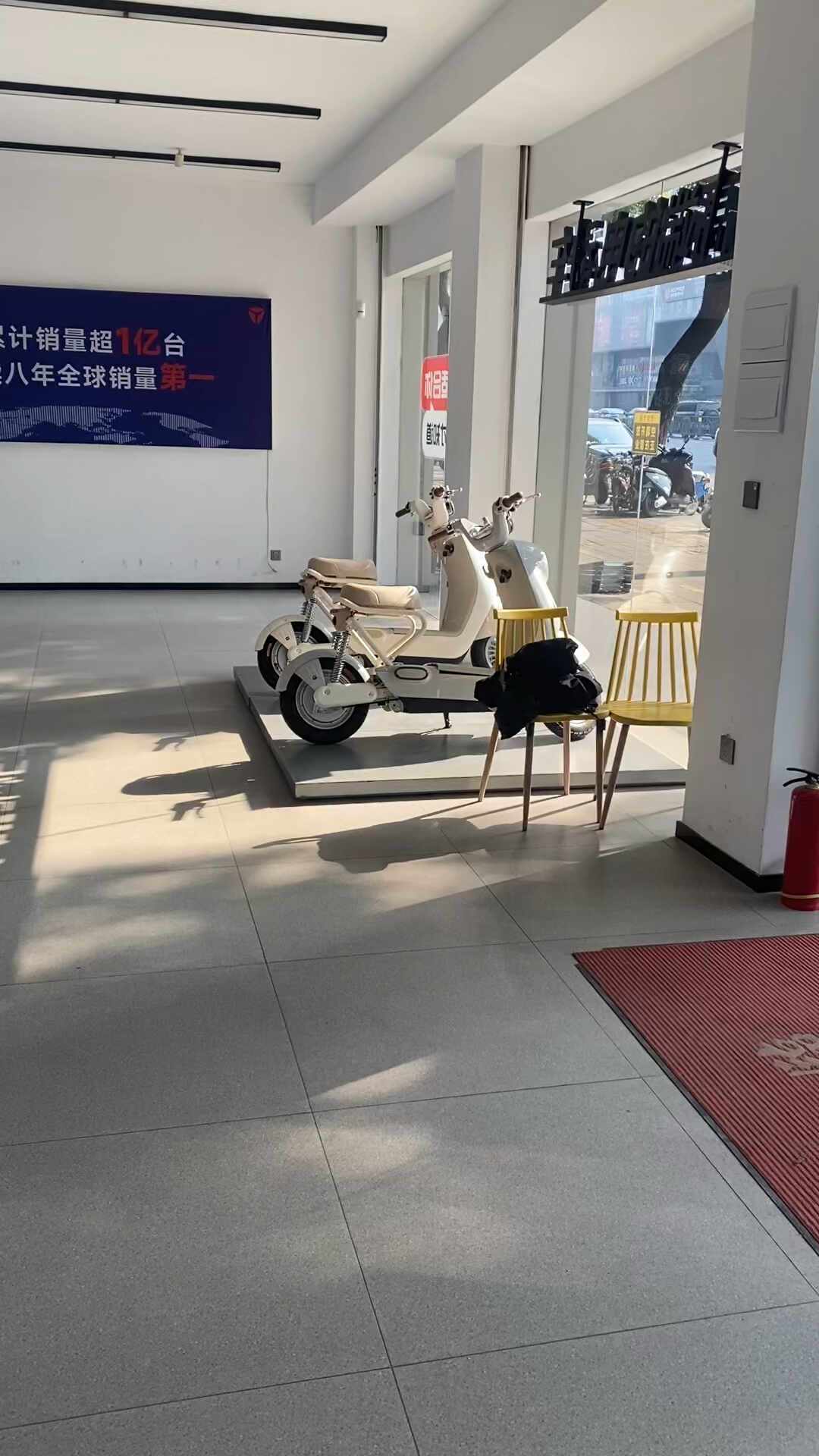 雅迪半年少卖251.7万台电动自行车，价格却涨了？两巨头半年报齐发：我把秋天买车的省钱路线整理出来了，补贴最高1500元、砍价窗口、三个坑