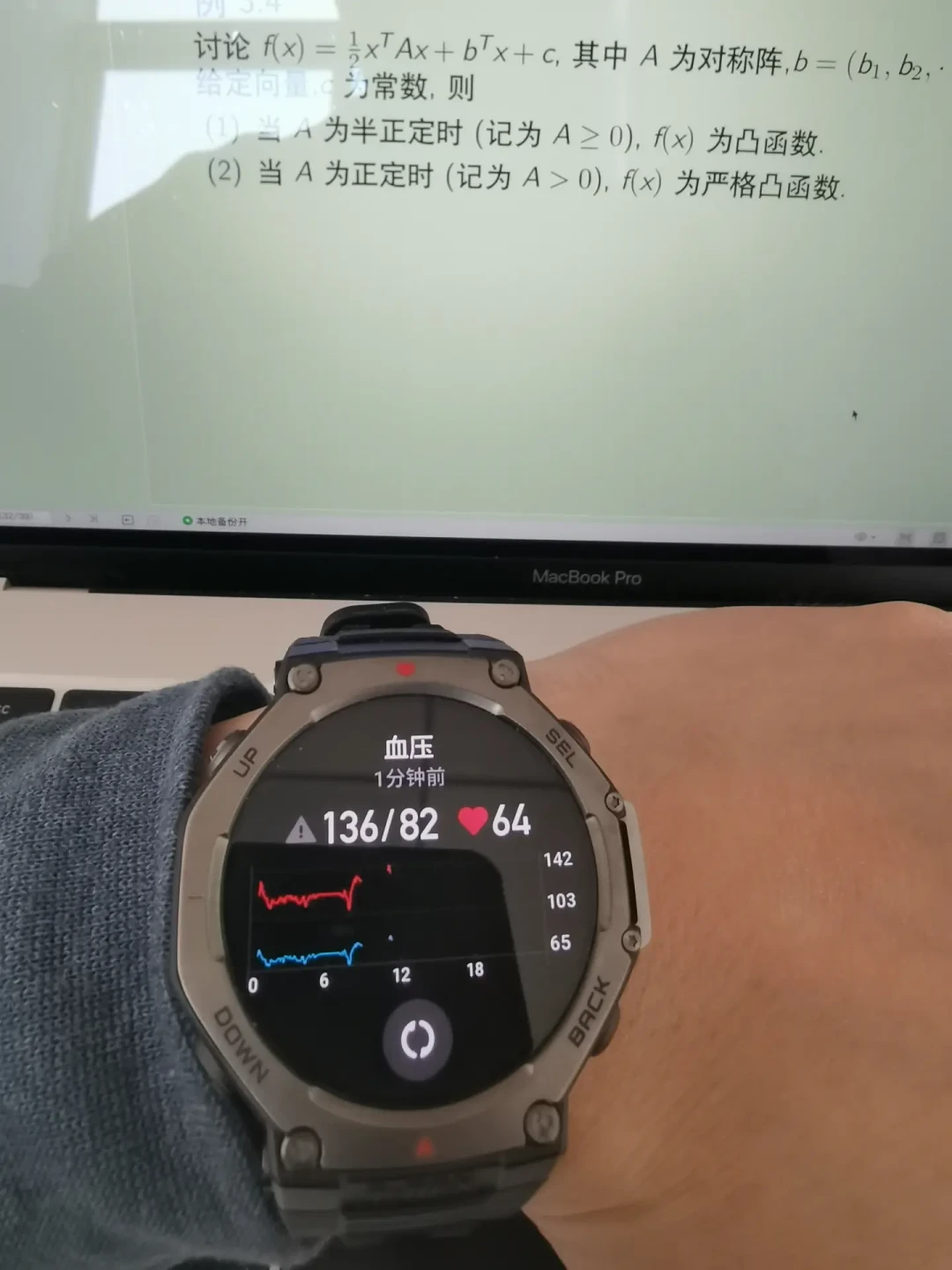 鱼跃也出了血压手表,跃我的光学血压又被吵翻了:翻完五年实测和吐槽,两派其实在说同一件事