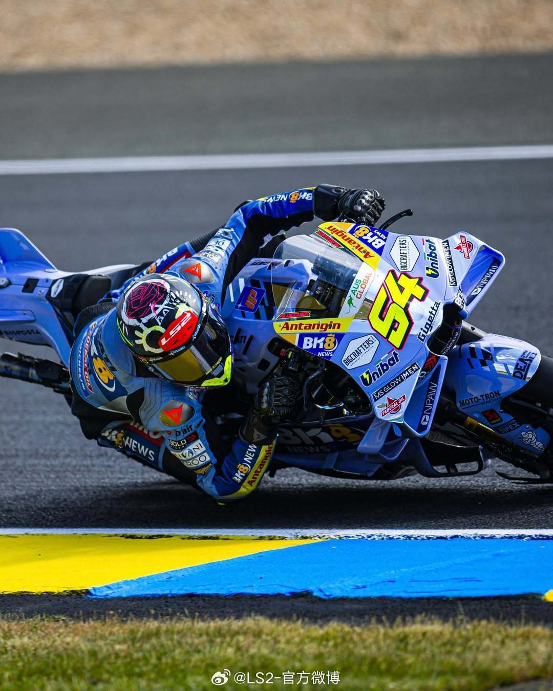 Moto2积分榜第一的服务卡车里塞了5顶盔和3种镜片：我把冈萨雷斯的赛车配置翻译成日常版，顺手把全网镜片坑帖都翻了一遍