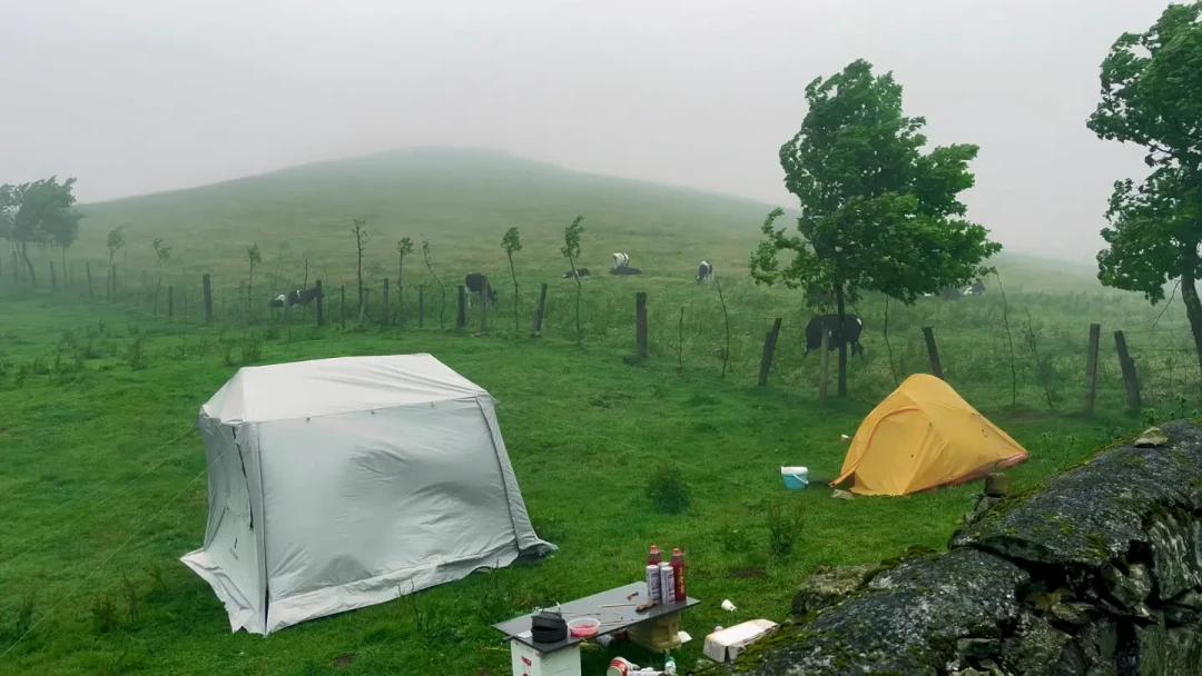 有人说它扛住了7级风,有人说“冷的时候超冷”:假日山居5.9上高原前,看看这两面