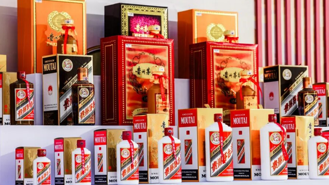 老窖营收暴跌36%保价格,茅台半年4次提价:中秋囤酒前,先搞清楚哪些酒已经跌到头了
