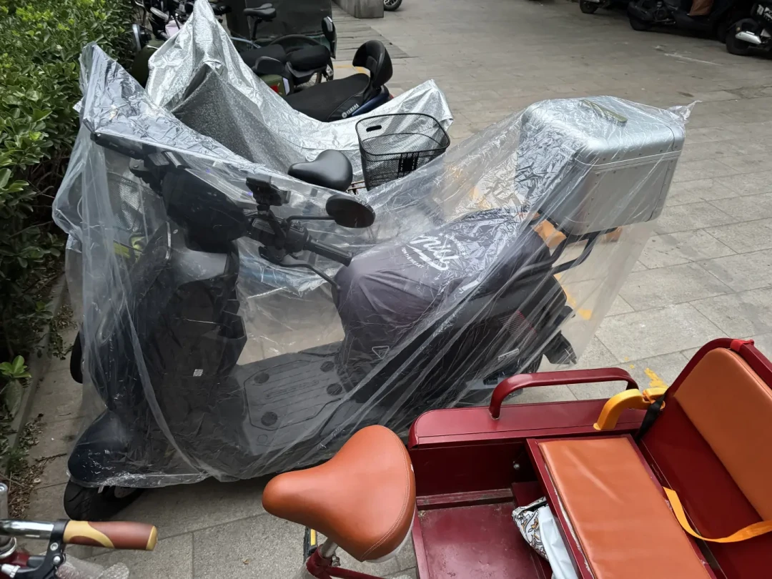 门店说“能淋雨”,坏了说“进水不保”:翻遍小牛近5年的雨季帖,我整理出这份进水地图