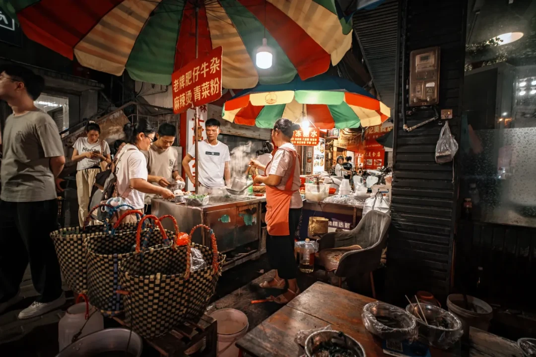 永诺11mm F1.8从1688元跌进千元档：一半人拿它拍银河，一半人骂边缘拉胯，这颗超广角到底适合谁