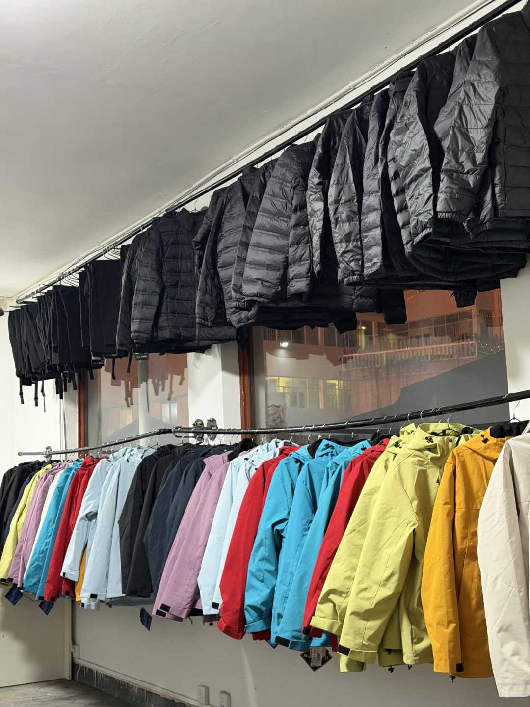 九十月想上玉龙或武功山,先算这笔账:冲锋衣租30元还是买300元,附避坑清单