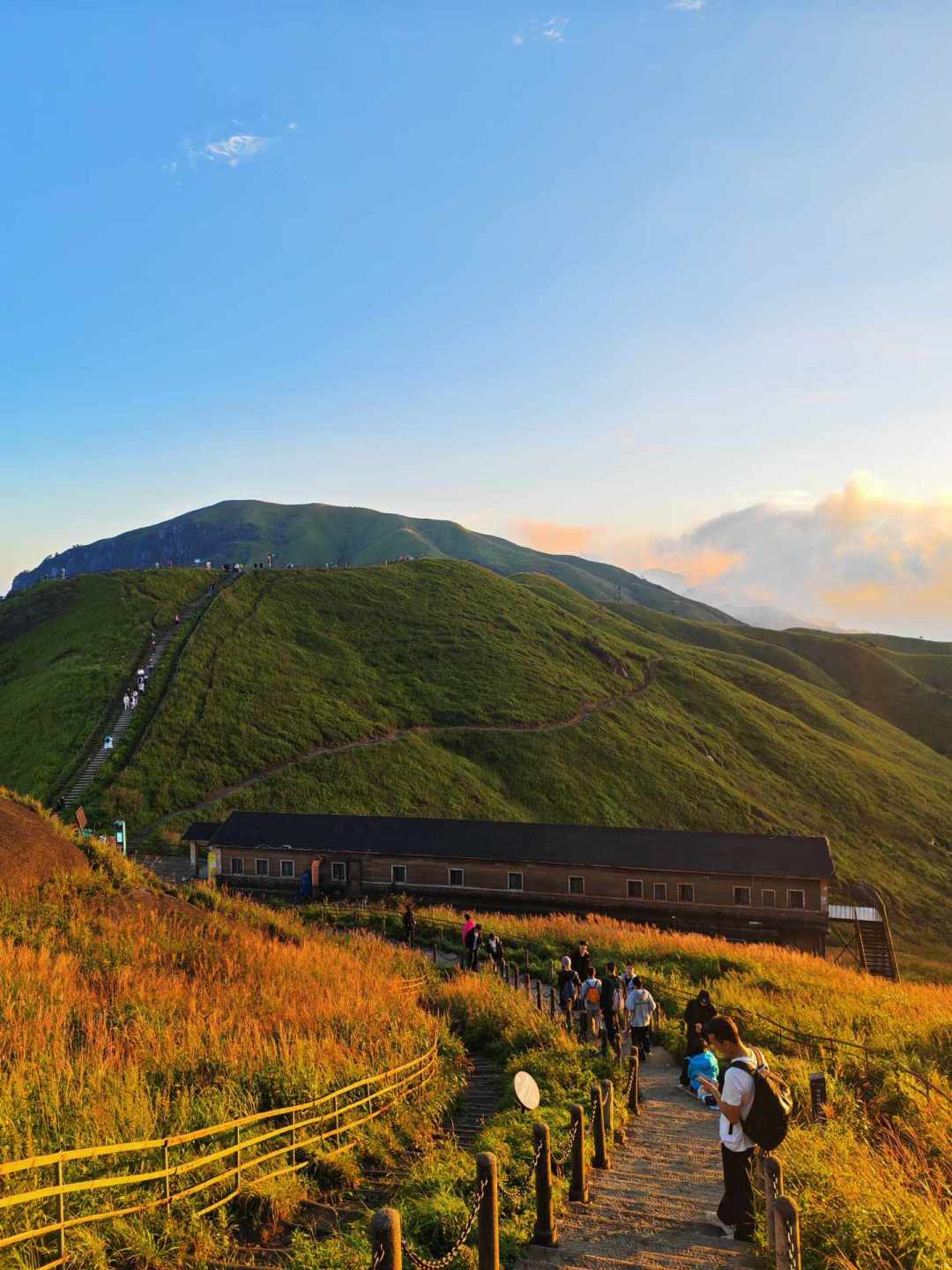九十月想上玉龙或武功山,先算这笔账:冲锋衣租30元还是买300元,附避坑清单