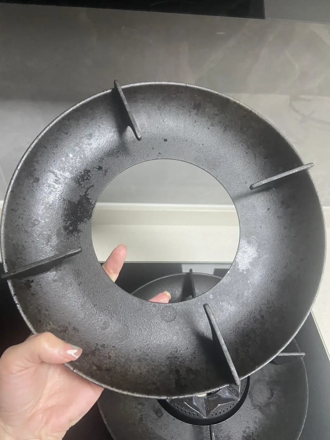 老板灶具滑锅、锅架油渍洗不净？别急着换灶：售后装防滑架、换锅架都有真实案例，决定换前先看这4条路