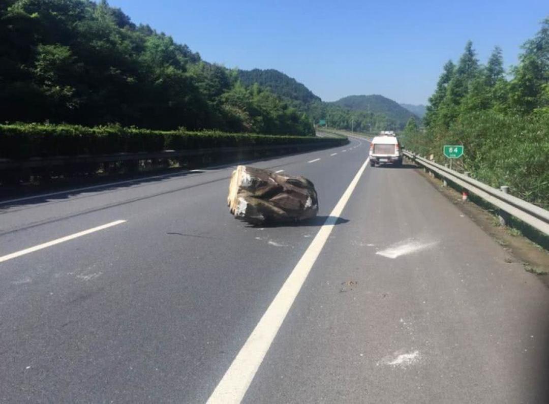 济广高速那26秒，3条命：看完事故调查报告，我整理了一份国庆智驾长途备考清单