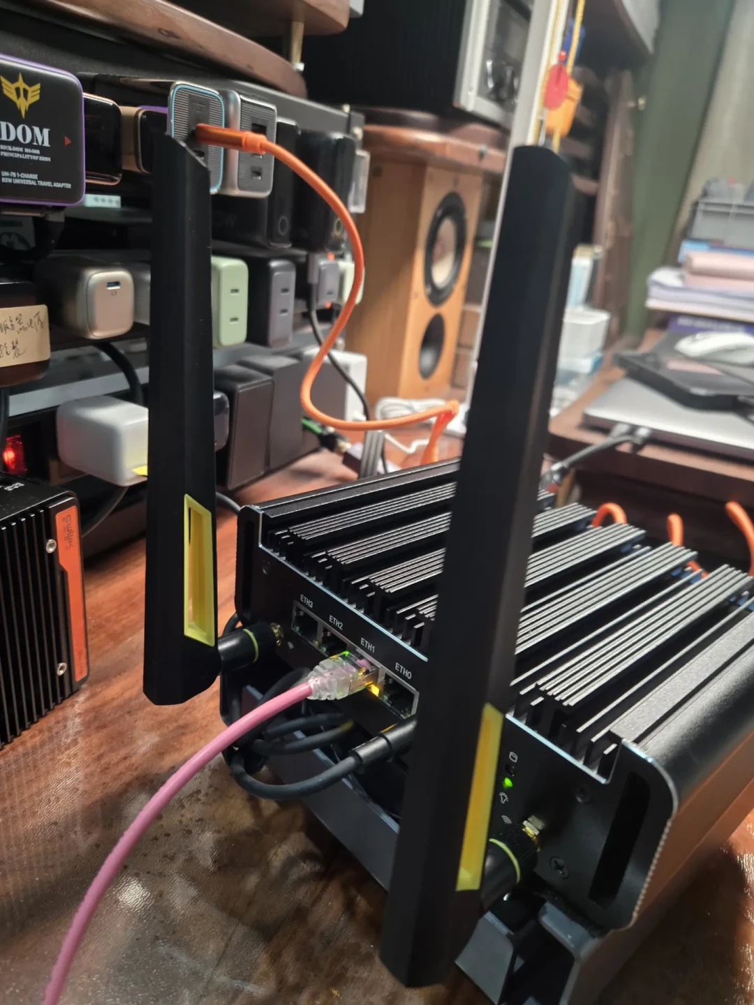iStoreOS 软路由想发 WiFi?翻完官方选购指南和评论区三百多条翻车记录,给你 3 个结论