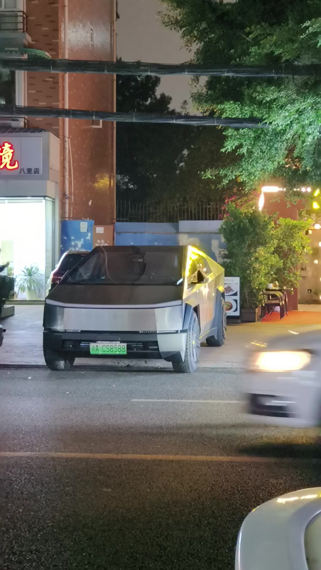 美国销量腰斩却涨价5000美元,国内港口价跌破100万:Cybertruck的两份价目表