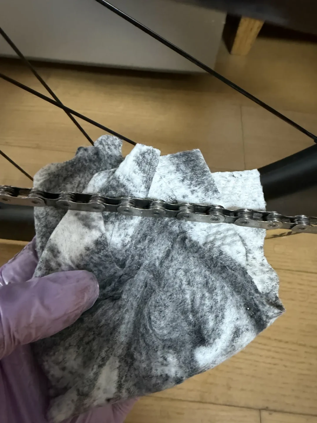 链条油上得越多越顺?翻完小红书到知乎的链条保养帖:上多了反而磨得更快,这3种油千万别乱用