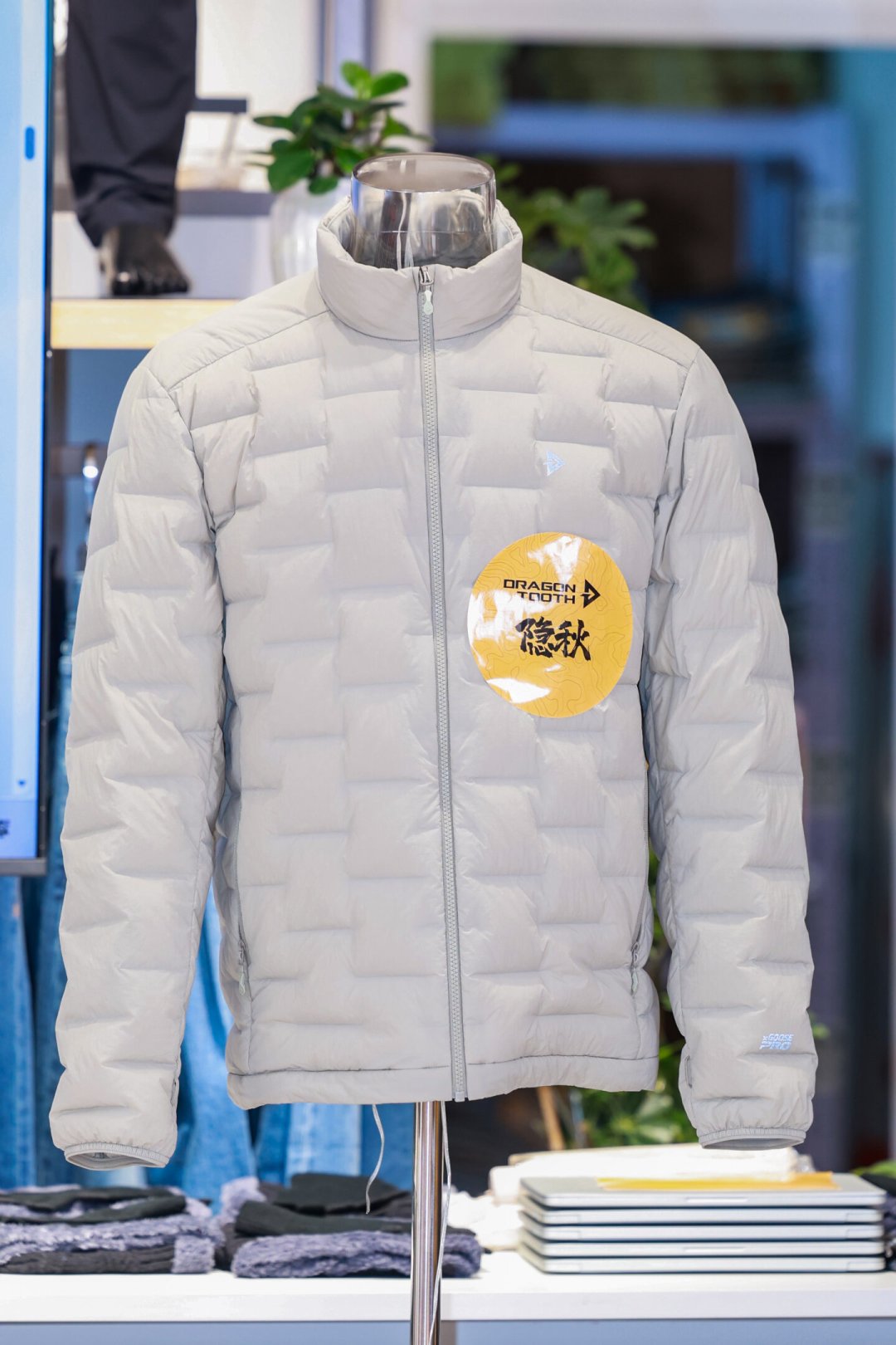 龙牙秋冬新品第一招是“薄”:隐秋G70/G100只塞70/100克绒,到底给谁穿的?
