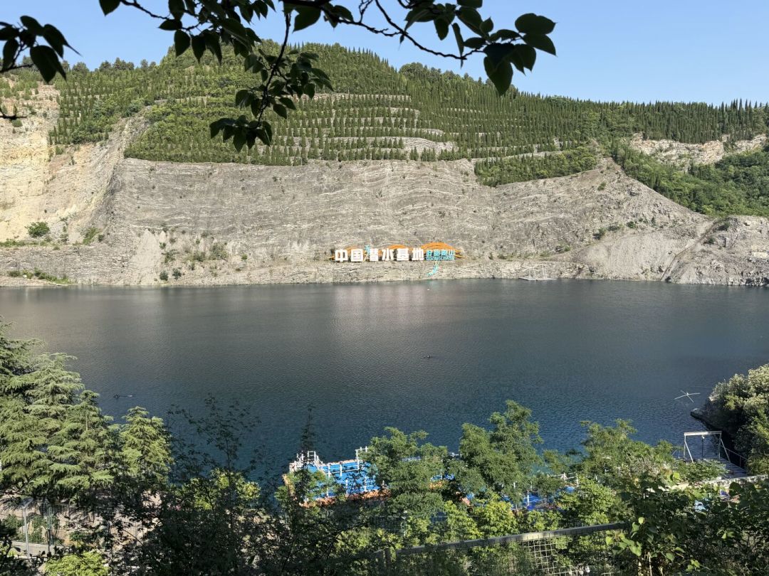 自由潜国家级比赛连续三年在江苏矿坑办,观赛免门票,水下机位只用了手机