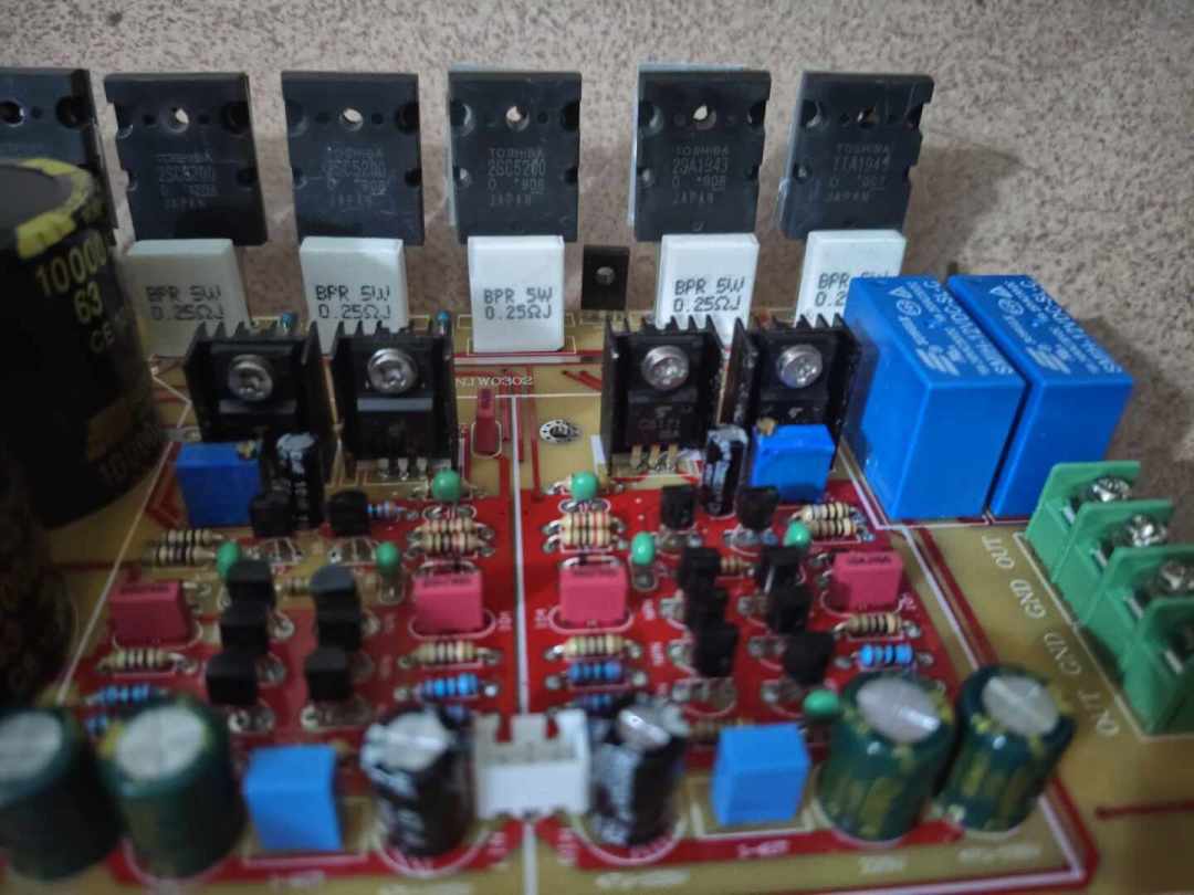 第一台DIY功放,选1875还是选3255?把6颗主流芯片拉出来对了一遍账