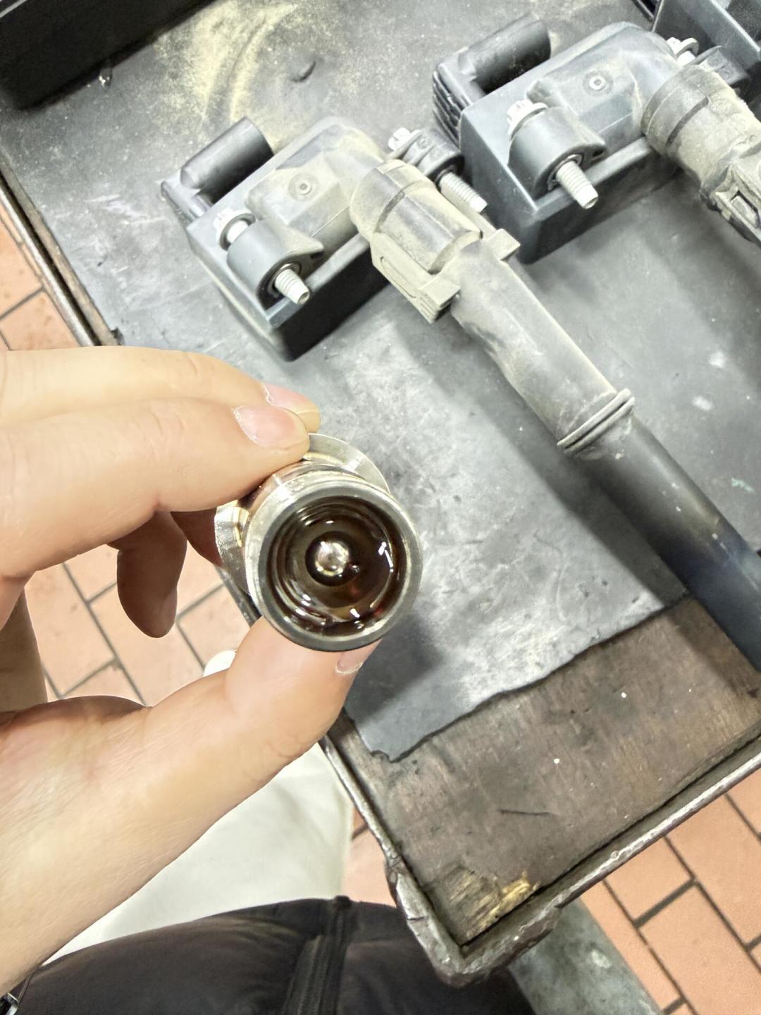 M254的凸轮轴滤网，改进件都出到第三代了，还没召回：北京奔驰C/E/GLC车主，红灯亮起之前，先把这3件事自查了