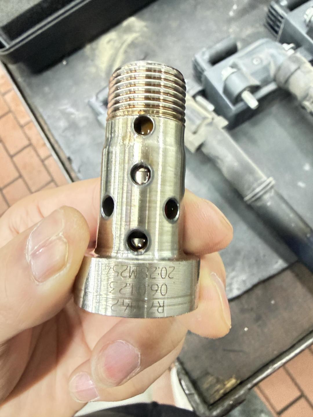 M254的凸轮轴滤网，改进件都出到第三代了，还没召回：北京奔驰C/E/GLC车主，红灯亮起之前，先把这3件事自查了