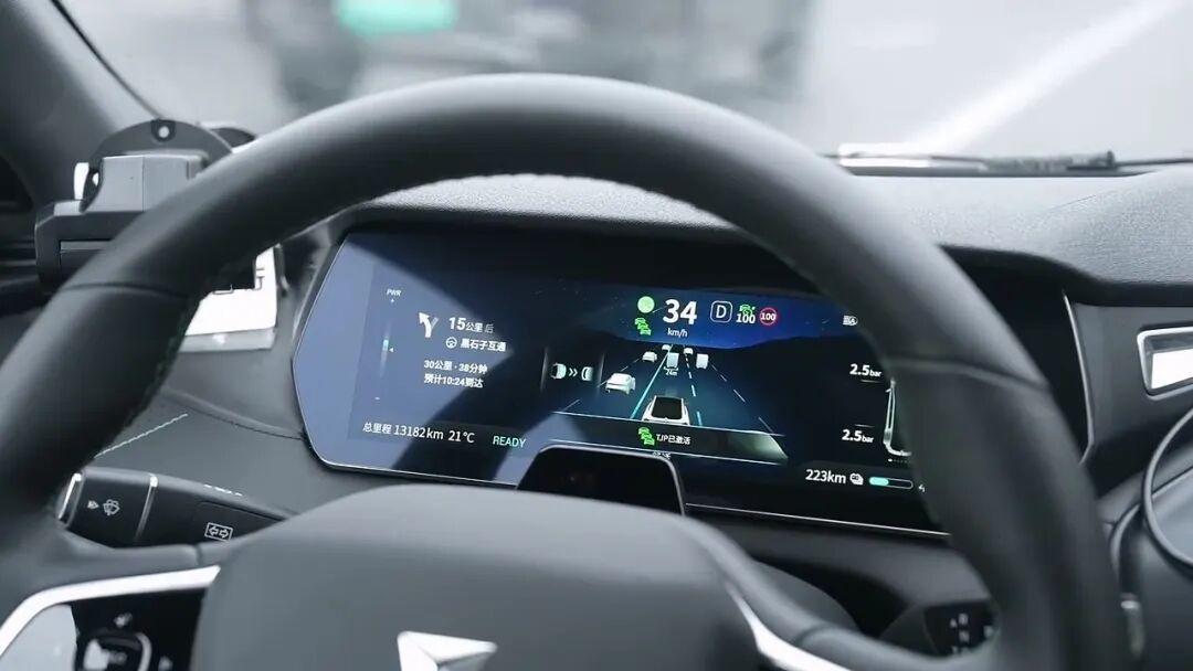 开车看手机出了事故:最高罚500元、还可能暂扣3个月驾照——通勤族该搞清的“盲驾入法”4个边界
