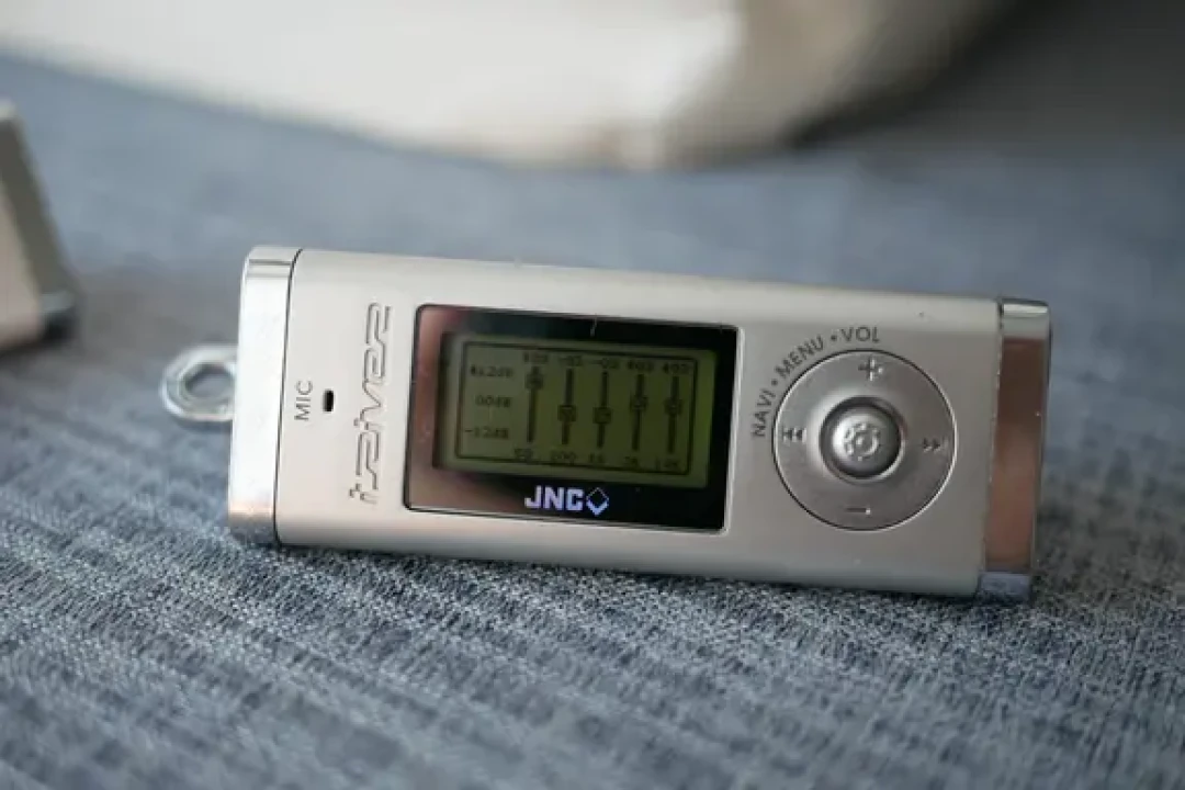 翻出20年前将近1000块的艾利和MP3：23年后，有的还能听，有的已是雷