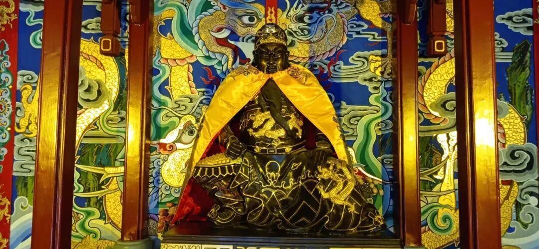 关林大殿关羽帝王装塑像