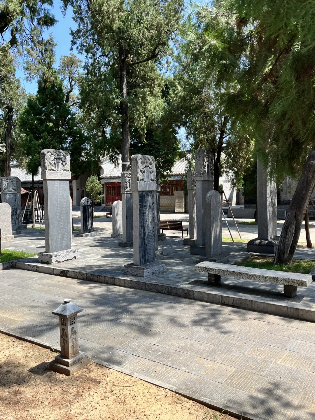 洛阳关林碑林院落，古柏与红墙