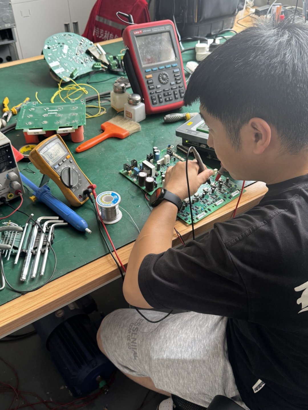 同一伺服报警,一家报1500修,一家报8000换新:先搞懂数控维修三个档次,再看报价