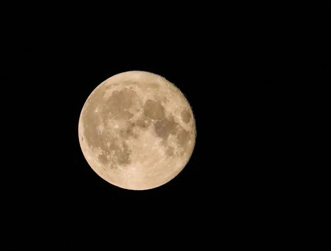 今年中秋的月亮不是超级月亮,但还是值得抬头:满月时刻9月27日0点49分,十六晚上还有土星陪月