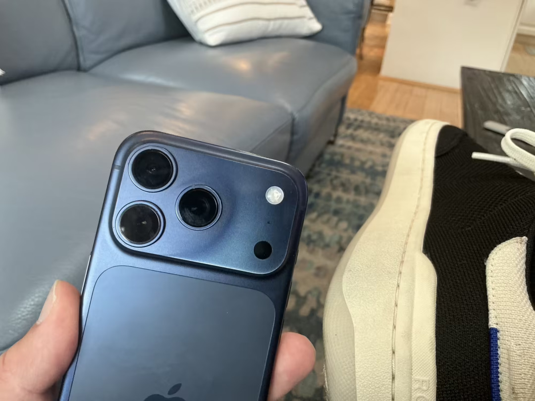 iPhone 18 Pro配色变了三回：浅蓝接棒远峰蓝，黑色悬了，首批特殊色到底怎么选