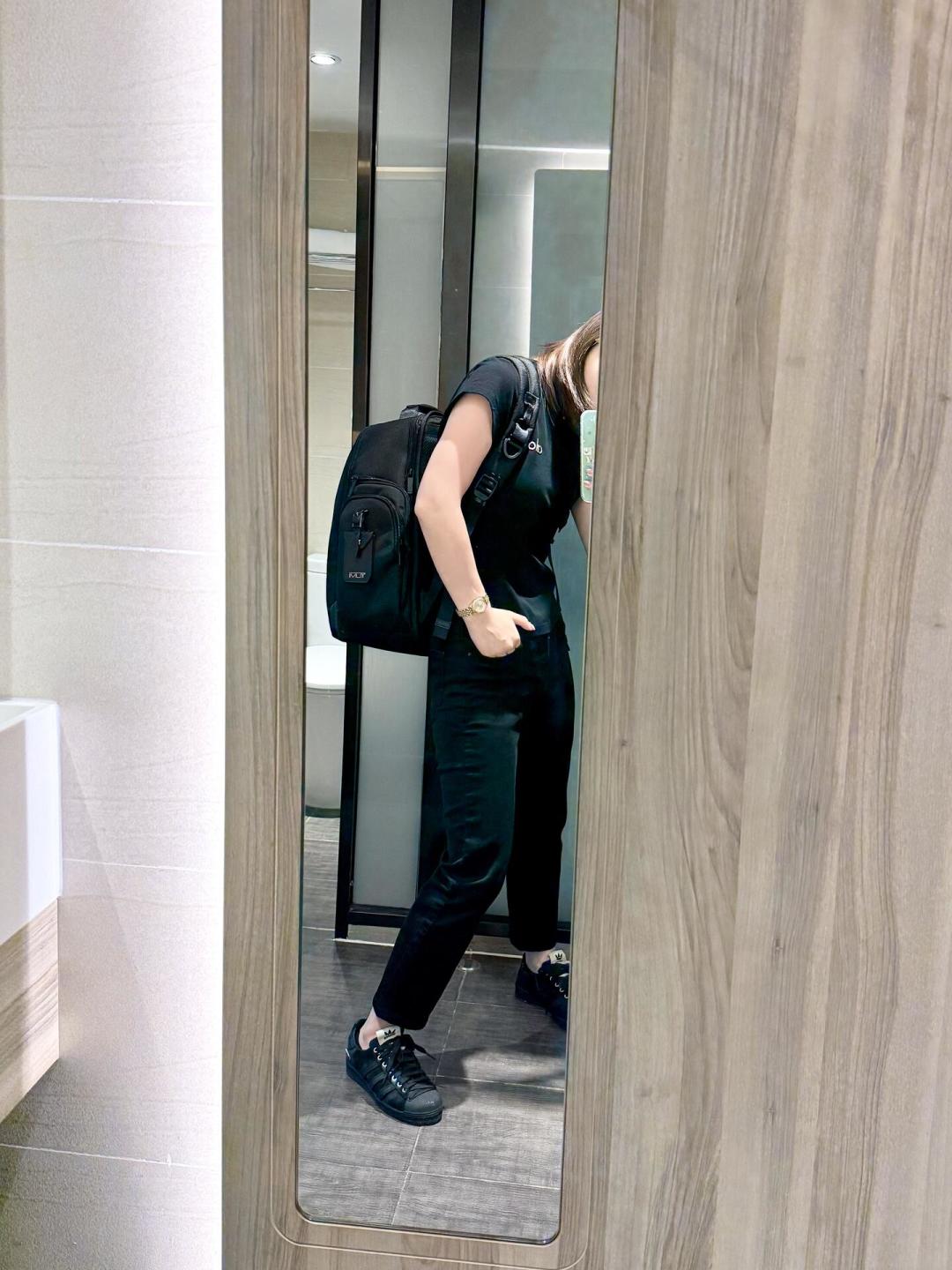 越来越多女生背着男款TUMI出差了:翻完40多条真实帖子,女生选TUMI的两条路和三个坑都理清了