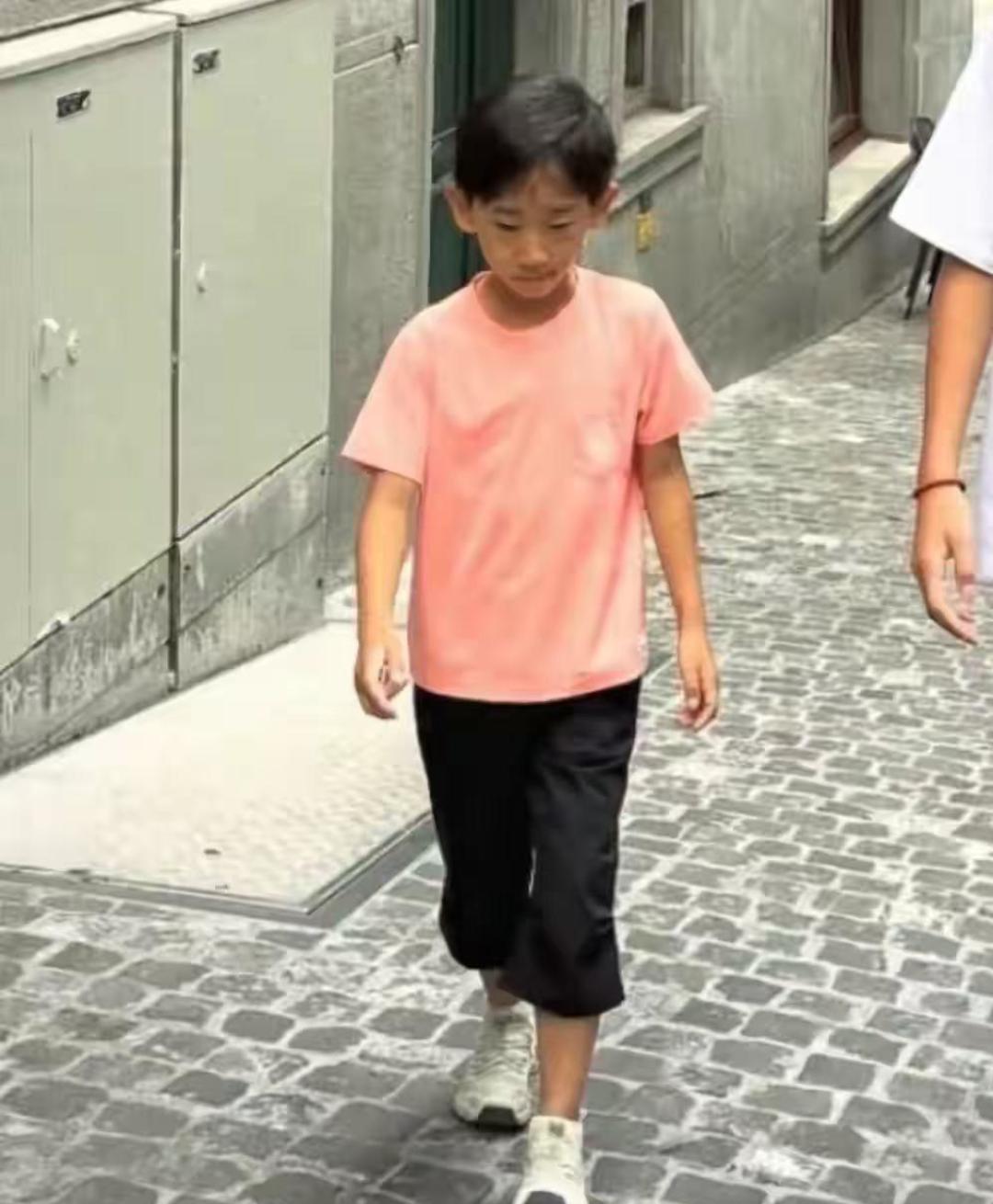 9月,13岁Jasper赴英读中学:陈小春家“中文先行”的规划,和普通家庭该先看的一笔账
