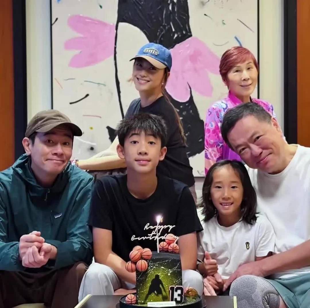 9月,13岁Jasper赴英读中学:陈小春家“中文先行”的规划,和普通家庭该先看的一笔账
