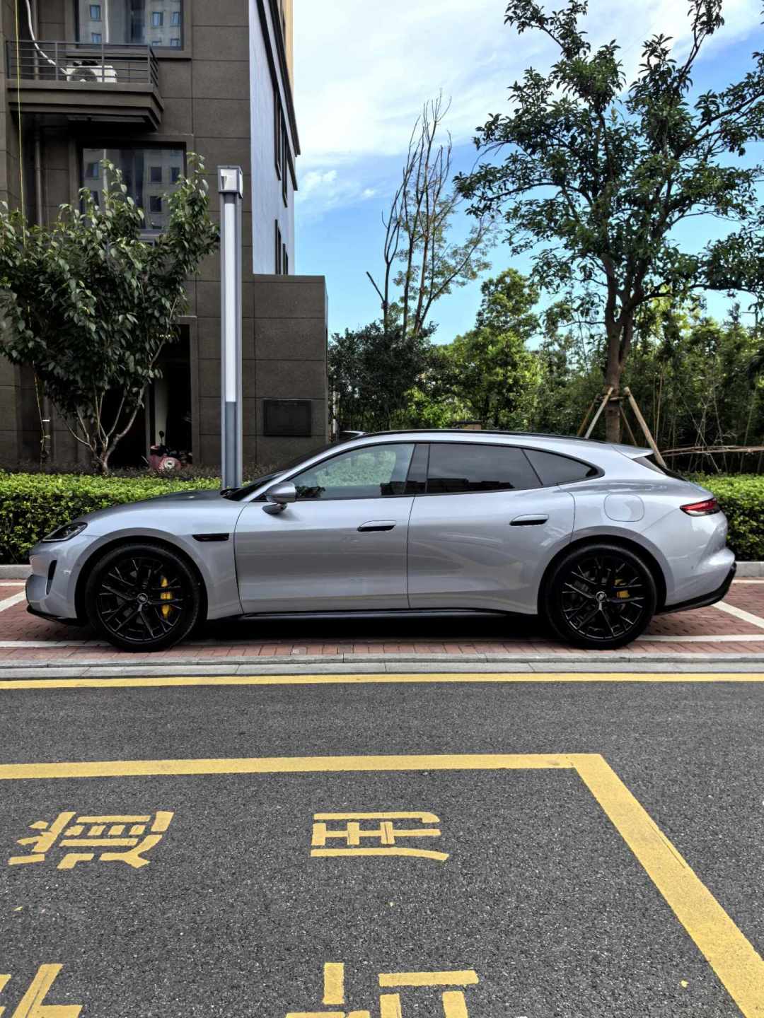 起售价只差100块,61天卖了2万台:尚界Z7和新一代小米SU7,这4笔账算完再下订