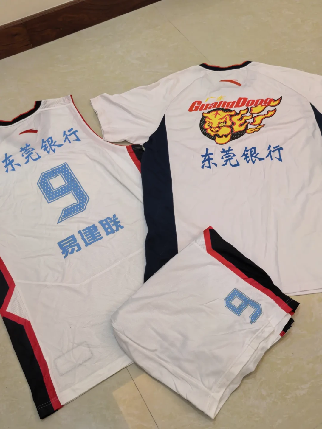 这两天小红书被易建联的老球衣刷屏了:我把他的三大收藏系列、版本和保存坑都整理了一遍