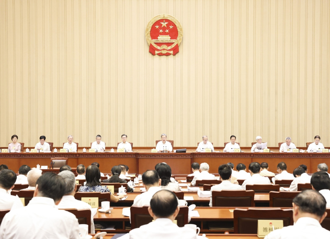 “自动驾驶违法由车企担责”上热搜了,但我得先泼盆冷水:这事跟市面上绝大多数“智驾”没关系