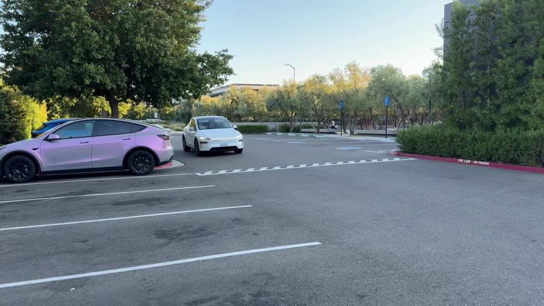 3.7公里预估66分钟，骂它的却是铁粉：特斯拉Robotaxi这波翻车，暴露了比算法更深的短板