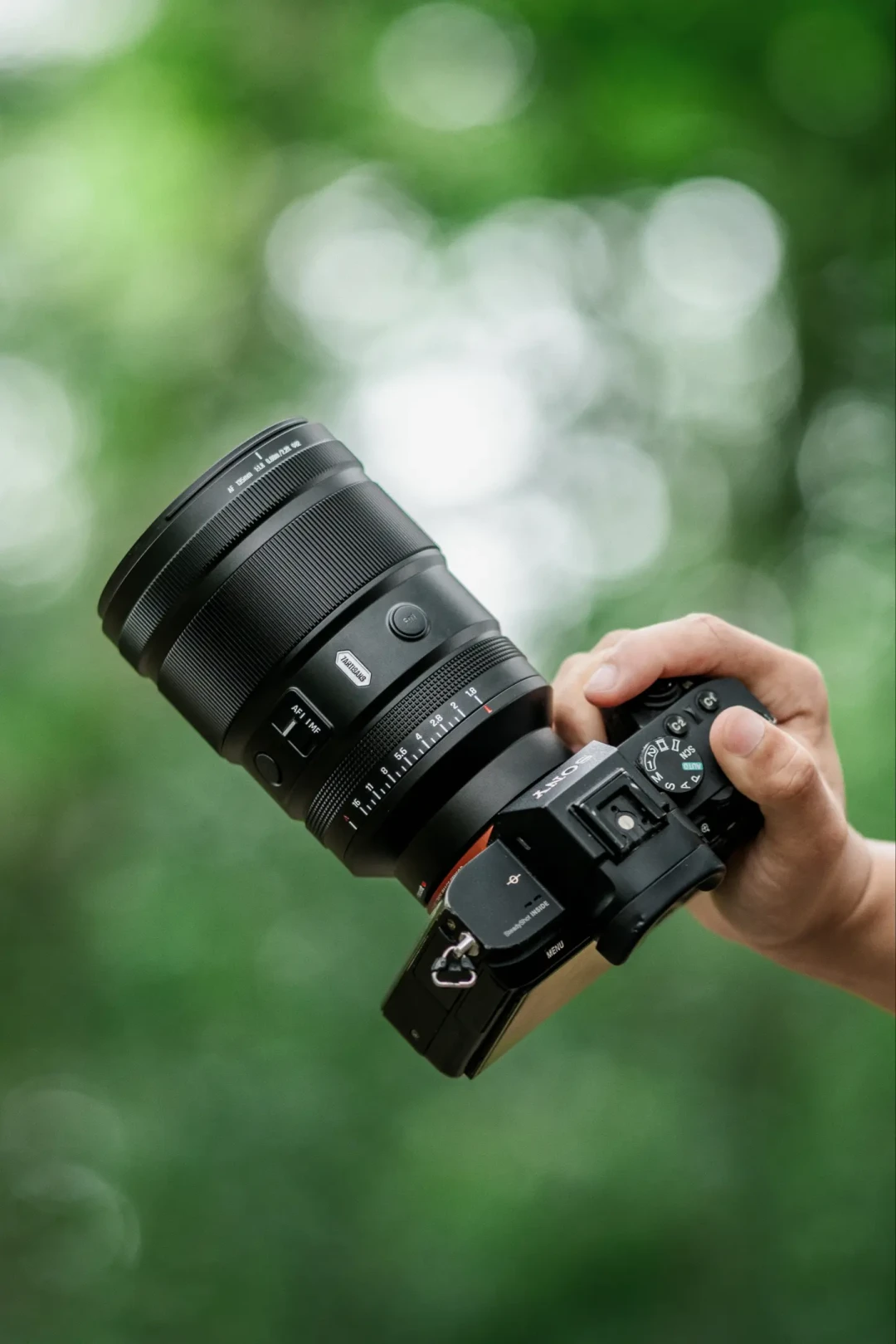 用135mm扫街?七工匠135mm F1.8 MAX带火的这波「长焦POV」,我替你翻了全网玩法