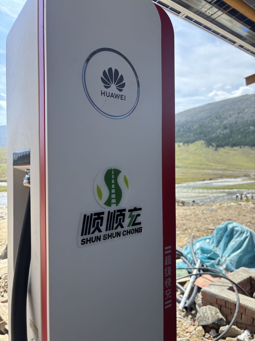 国庆北疆的长续航电车快被租空了：充电站已修上独库公路，但出发前得先算清三笔账