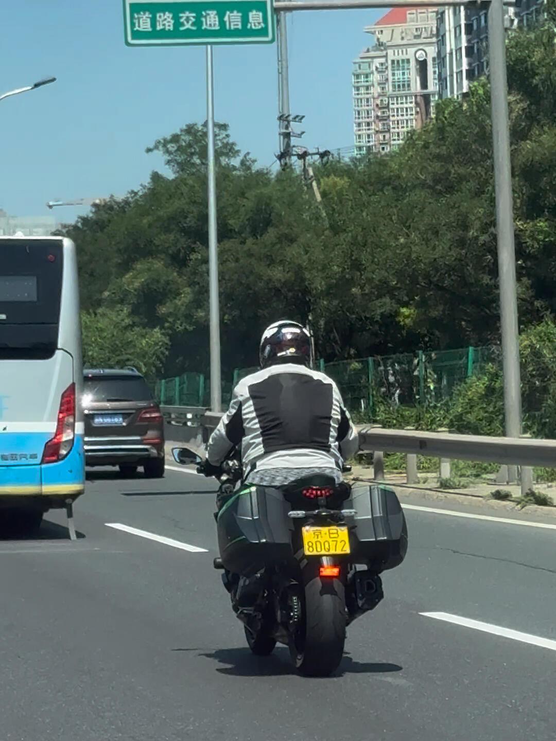 骑行靴到底该不该穿?翻完摩友们吵翻的评论区:有三种替代真能用,也有两种钱别花