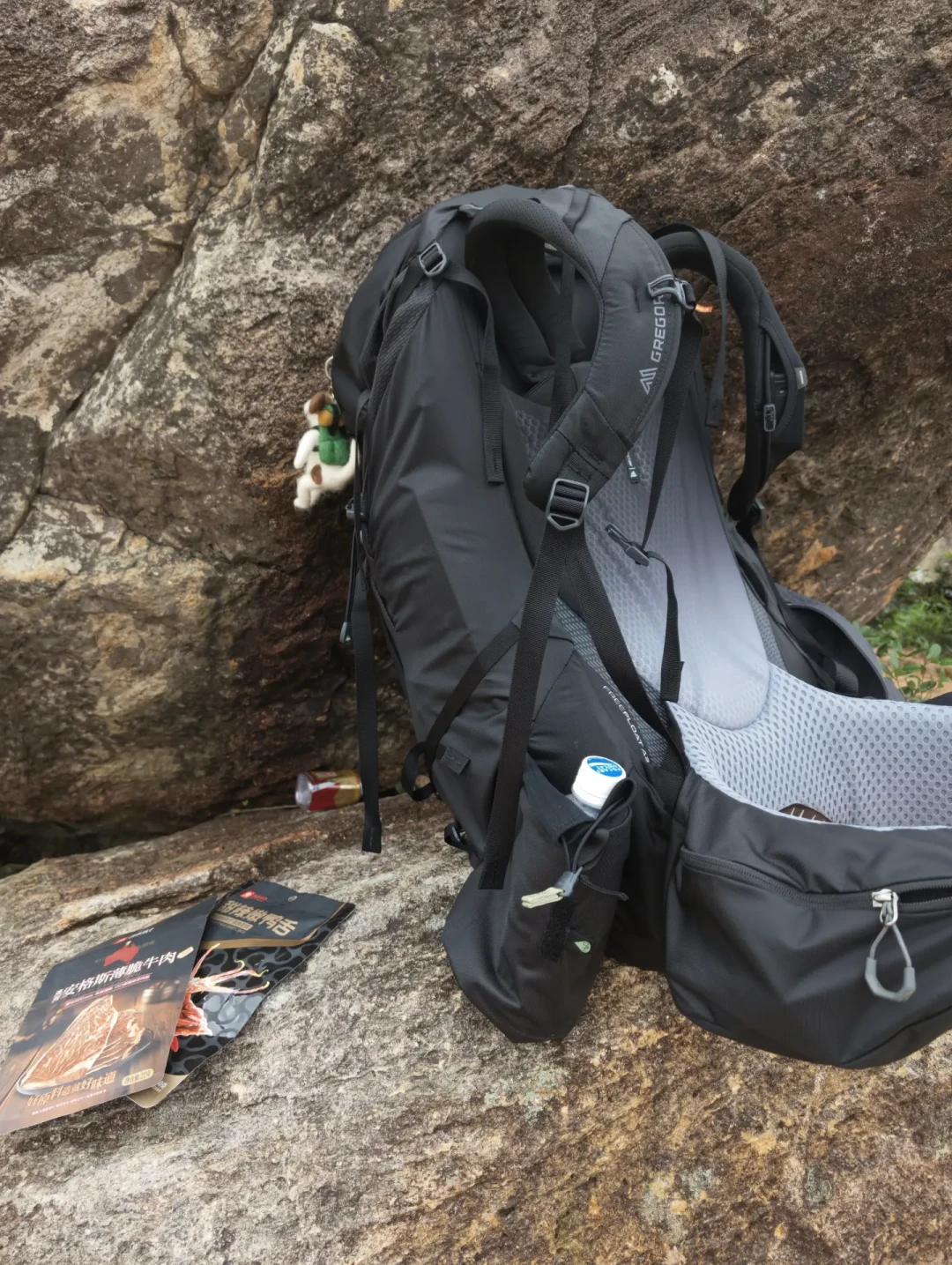 面料薄了,负重反而多标5公斤:翻完三平台的实测和吐槽,26款穿岳和B75 Pro国庆前怎么选,一次说清