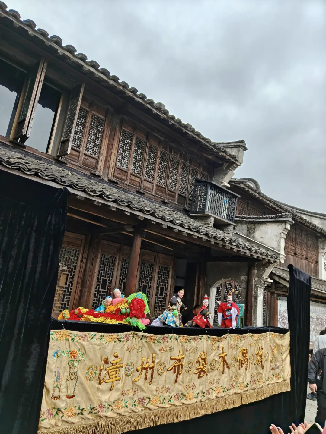 2岁5个月被吓得一直要抱抱,3岁出头却连去三年:带娃去乌镇戏剧节,先看这三道分水岭
