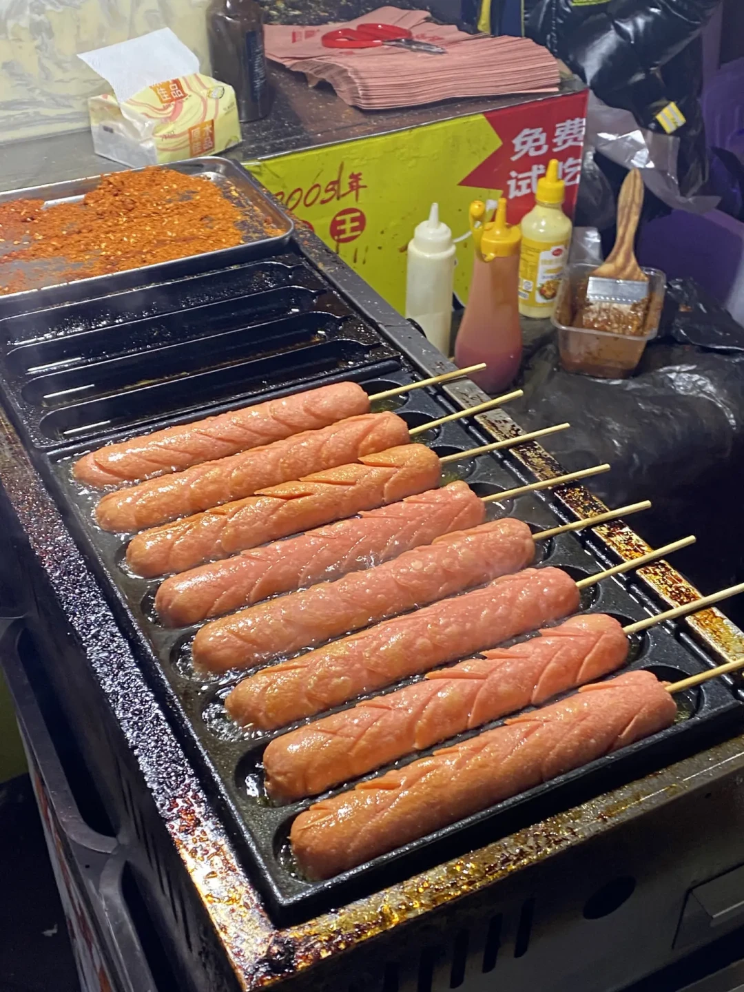 街头小吃越来越像“价格刺客”:在家复刻炸串淀粉肠,到底要花多少钱?