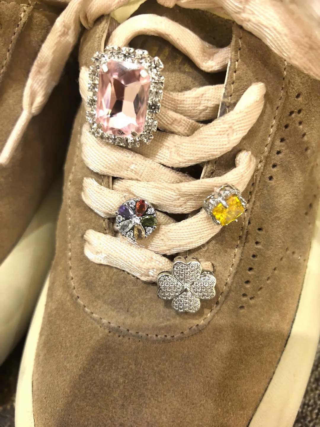 全网都在晒Golden Goose“共创定制”：哪些城市能做、加钻换鞋带多少钱、哪些钱可以不花