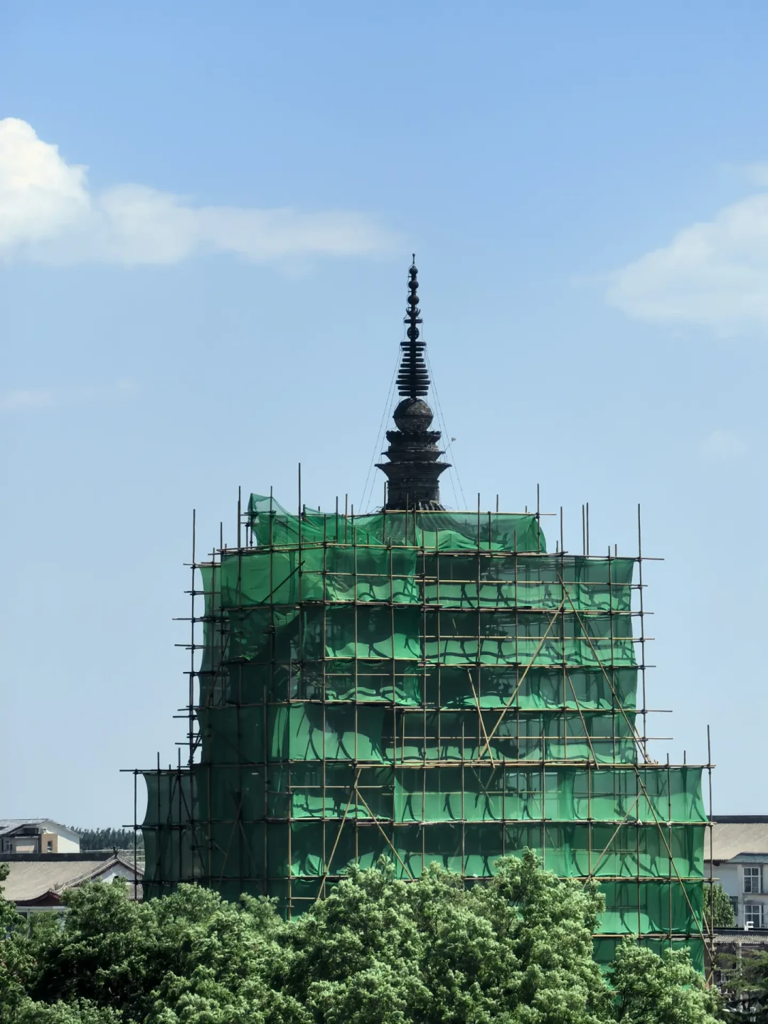 四座塔里有一座正在围挡修缮,但正定这趟还是值得去:唐砖、金木、花塔、密檐,一篇教你看懂