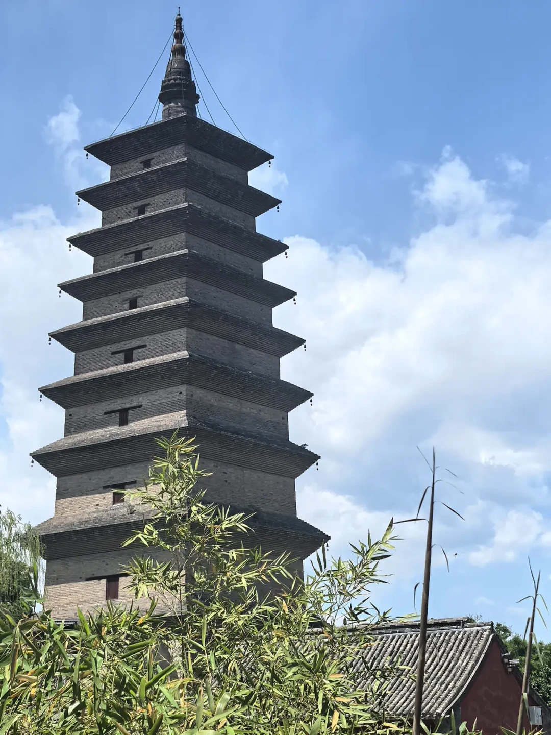 四座塔里有一座正在围挡修缮,但正定这趟还是值得去:唐砖、金木、花塔、密檐,一篇教你看懂