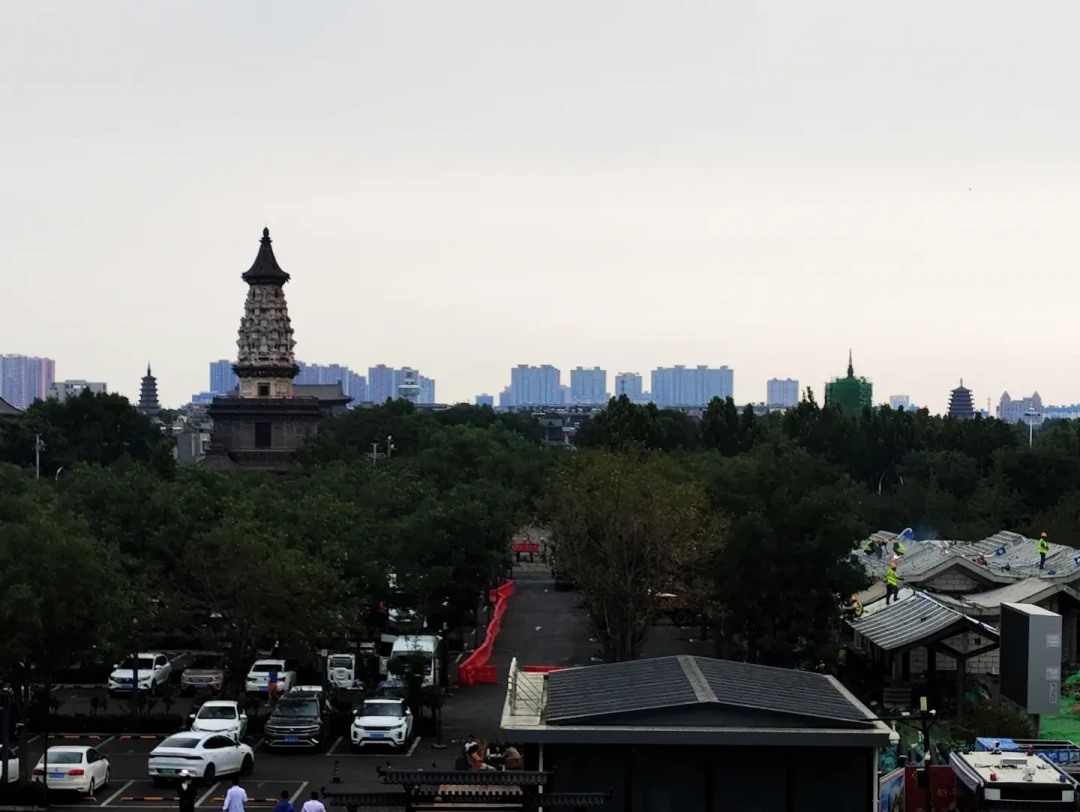 四座塔里有一座正在围挡修缮,但正定这趟还是值得去:唐砖、金木、花塔、密檐,一篇教你看懂