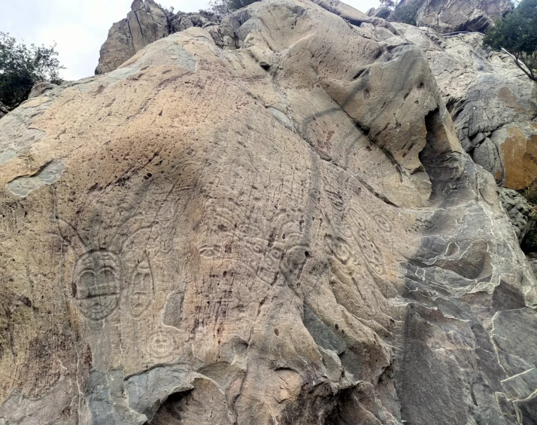 一半人说“被硬控”,一半人在避雷:贺兰山岩画不想看个寂寞,出发前先回答三个问题