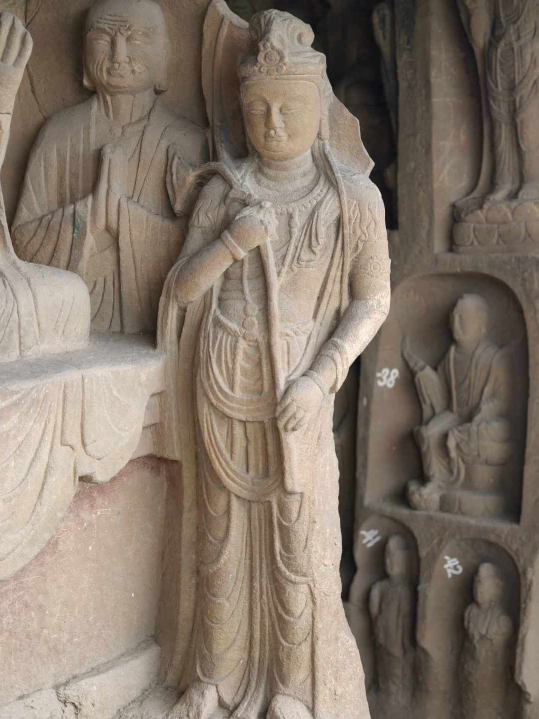 千佛崖7000尊造像劫后余生：1935年被公路炸毁半壁，梁思成一封信救下