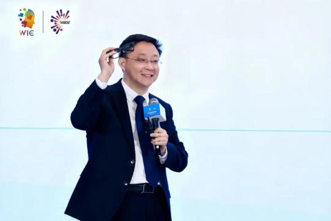 刘庆峰当众认了个“缺位”:科大讯飞的代码和智能体输在哪,打算怎么赢回来