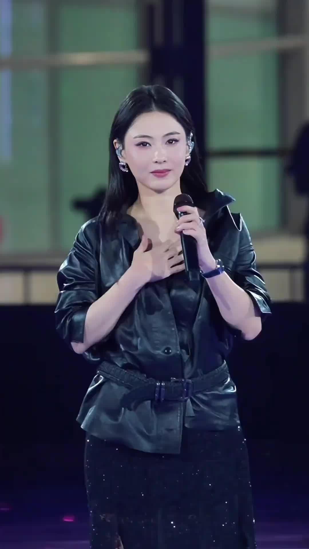 翻了张柏芝2026年的所有舞台:拼盘演唱会380元起,品牌活动免费看,见真人这条路怎么选才不亏