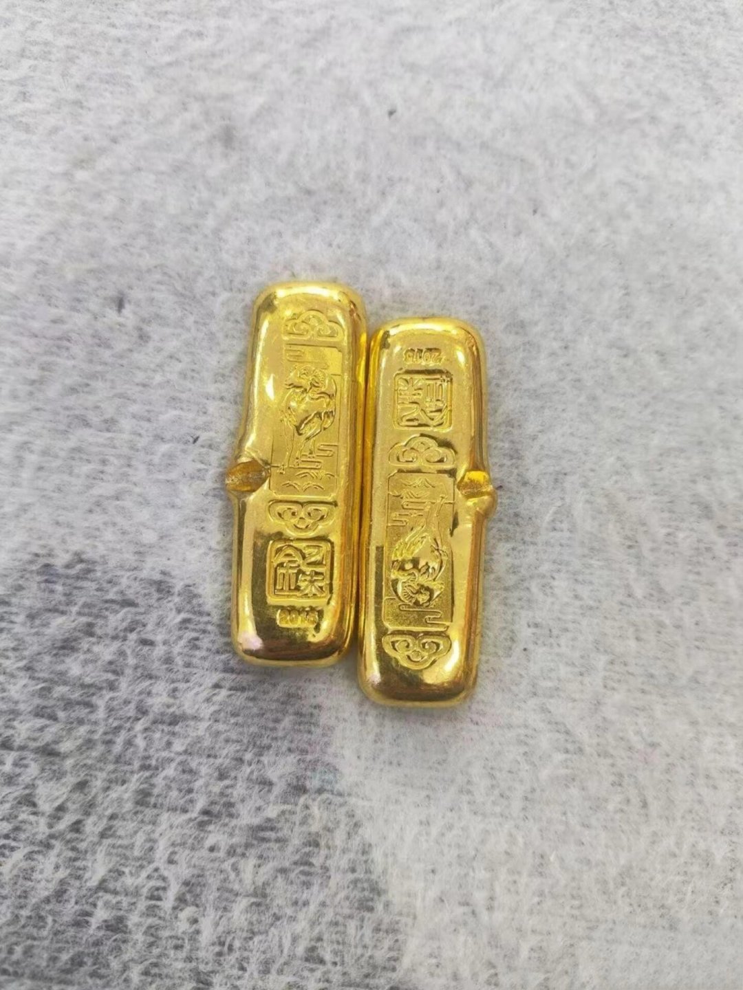 金价破1000元/克,抽屉里的金纪念章“升值”了?先算清这三笔账再出手