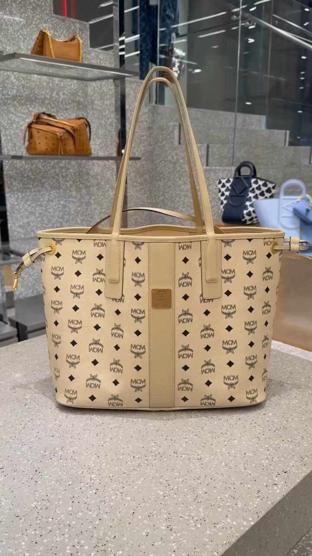 MCM 今年 50 岁，价格却裂成了两半：官方一路涨价，奥莱免税店 5 折清仓，经典款下手前先看完这份价差地图