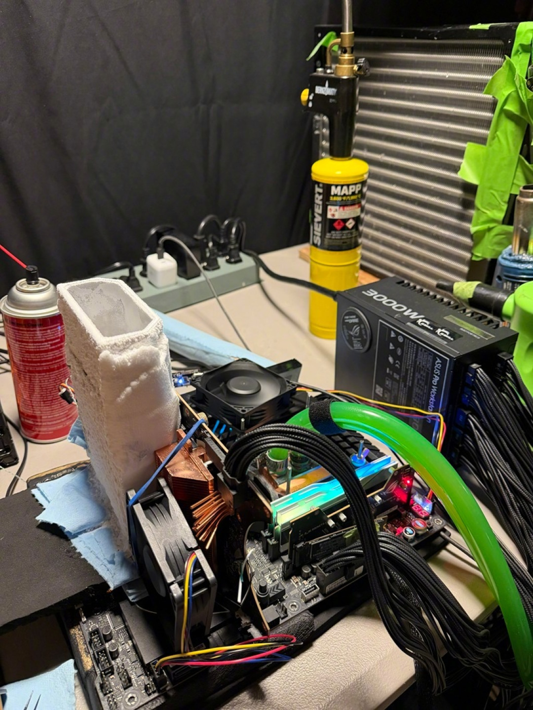 CPU超到9206MHz、内存超到13606 MT/s：2026年的世界纪录，含金量怎么看？